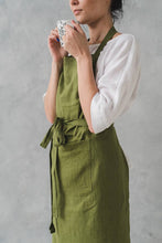 Indlæs billede til gallerivisning Naturligt hør-forklæde i smuk skovgrøn farve