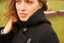 Indlæs billede til gallerivisning Uldfrakke med hætte, sort i færøsk uld fra Sirri