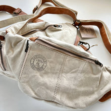 Indlæs billede til gallerivisning BumBag i vintage lyst lærred - crossbody taske