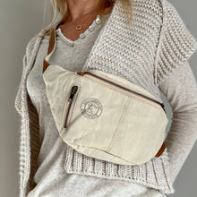 Indlæs billede til gallerivisning BumBag i vintage lyst lærred - crossbody taske