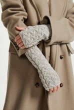 Indlæs billede til gallerivisning Håndledsvarmere i merinould, havrefarvet