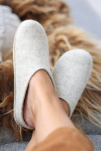 Indlæs billede til gallerivisning Hjemmesko i uld med skindsål, beige