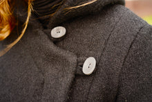 Indlæs billede til gallerivisning Uldfrakke med hætte, sort i færøsk uld fra Sirri