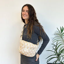Indlæs billede til gallerivisning Skuldertaske med smukt mønster