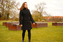 Indlæs billede til gallerivisning Uldfrakke med hætte, sort i færøsk uld fra Sirri