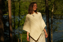 Indlæs billede til gallerivisning Poncho i hvid uld med smukt mønster