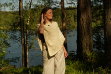 Indlæs billede til gallerivisning Poncho i hvid uld med smukt mønster