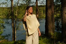 Indlæs billede til gallerivisning Poncho i hvid uld med smukt mønster