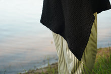 Indlæs billede til gallerivisning Uldcardigan asymmetrisk lang, perlestrik - sort