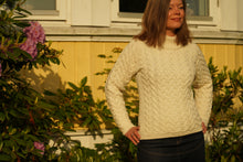 Indlæs billede til gallerivisning Uldsweater med kabelstrikket mønster