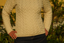 Indlæs billede til gallerivisning Uldsweater med kabelstrikket mønster