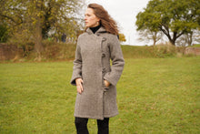 Indlæs billede til gallerivisning Uldfrakke med hætte, sort i færøsk uld fra Sirri (kun str medium)