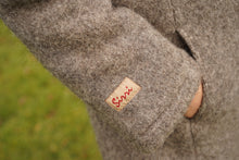 Indlæs billede til gallerivisning Uldfrakke med hætte, sort i færøsk uld fra Sirri (kun str medium)