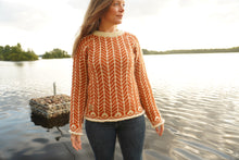 Indlæs billede til gallerivisning Uldsweater med flot mønster i naturhvid og varm orange fra Sirri