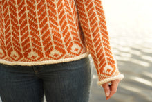 Indlæs billede til gallerivisning Uldsweater med flot mønster i naturhvid og varm orange fra Sirri