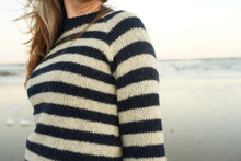 Indlæs billede til gallerivisning Uldsweater med smukke striber i marineblå og hvid