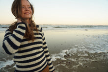 Indlæs billede til gallerivisning Uldsweater med smukke striber i marineblå og hvid