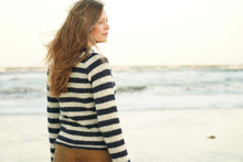 Indlæs billede til gallerivisning Uldsweater med smukke striber i marineblå og hvid