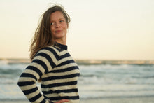 Indlæs billede til gallerivisning Uldsweater med smukke striber i marineblå og hvid