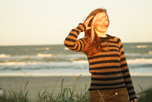 Indlæs billede til gallerivisning Uldsweater med smukke striber i mocca og hvid