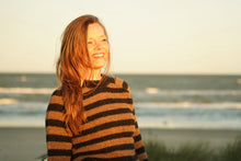 Indlæs billede til gallerivisning Uldsweater med smukke striber i mocca og hvid