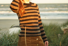 Indlæs billede til gallerivisning Uldsweater med smukke striber i mocca og hvid