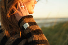 Indlæs billede til gallerivisning Uldsweater med smukke striber i mocca og hvid