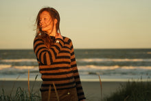 Indlæs billede til gallerivisning Uldsweater med smukke striber i mocca og hvid