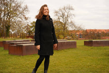 Indlæs billede til gallerivisning Uldfrakke med hætte, sort i færøsk uld fra Sirri