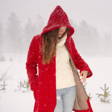 Indlæs billede til gallerivisning Uldfrakke,“Swinger” RØD med hætte, i færøsk uld fra Sirri