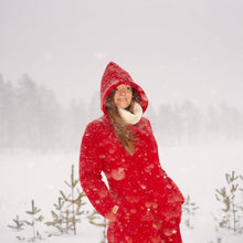 Indlæs billede til gallerivisning Uldfrakke,“Swinger” RØD med hætte, i færøsk uld fra Sirri