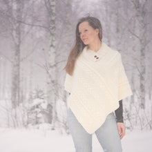 Indlæs billede til gallerivisning Poncho i hvid uld med smukt mønster