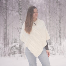 Indlæs billede til gallerivisning Poncho i hvid uld med smukt mønster