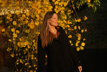 Indlæs billede til gallerivisning Uldfrakke,“Swinger” med hætte, i færøsk uld fra Sirri