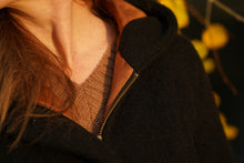 Indlæs billede til gallerivisning Uldfrakke,“Swinger” med hætte, i færøsk uld fra Sirri