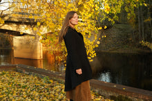 Indlæs billede til gallerivisning Uldfrakke,“Swinger” med hætte, i færøsk uld fra Sirri