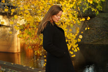 Indlæs billede til gallerivisning Uldfrakke,“Swinger” med hætte, i færøsk uld fra Sirri