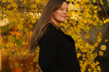 Indlæs billede til gallerivisning Uldfrakke,“Swinger” med hætte, i færøsk uld fra Sirri