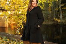 Indlæs billede til gallerivisning Uldfrakke,“Swinger” med hætte, i færøsk uld fra Sirri