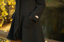 Indlæs billede til gallerivisning Uldfrakke,“Swinger” med hætte, i færøsk uld fra Sirri