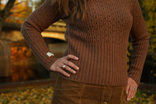 Indlæs billede til gallerivisning Uldsweater i mocca, model Sweden autumn edition