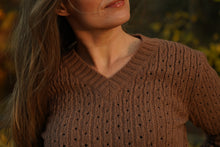Indlæs billede til gallerivisning Uldsweater i mocca, model Sweden autumn edition