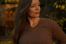Indlæs billede til gallerivisning Uldsweater i mocca, model Sweden autumn edition