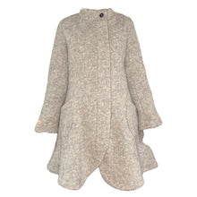 Indlæs billede til gallerivisning Uldfrakke, lysegrå model “Swinger” i færøsk uld fra Sirri (kun str large)