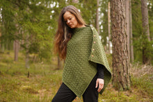 Indlæs billede til gallerivisning Kappe i græsgrøn uld med smukt mønster