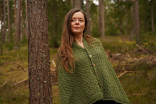 Indlæs billede til gallerivisning Kappe i græsgrøn uld med smukt mønster