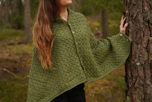 Indlæs billede til gallerivisning Kappe i græsgrøn uld med smukt mønster