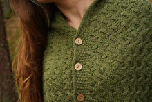 Indlæs billede til gallerivisning Kappe i græsgrøn uld med smukt mønster