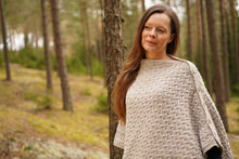 Indlæs billede til gallerivisning Kappe i havrefarvet uld med smukt mønster