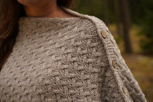 Indlæs billede til gallerivisning Kappe i havrefarvet uld med smukt mønster